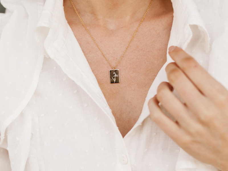 wearing-personalised-rectangle-plate-necklace-fashion-myjewellerystory-blog-feature